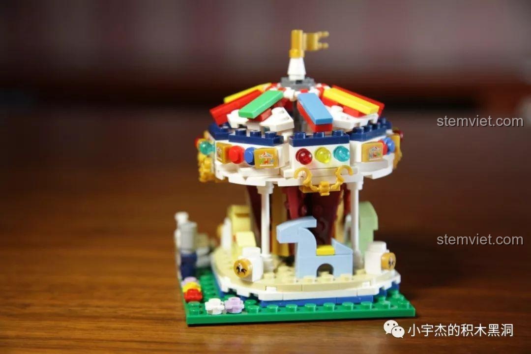 Góc nhìn nghiêng của mô hình Đu quay ngựa gỗ XB-01107 hoàn thiện, khoe trọn các chi tiết trang trí và màu sắc sống động.