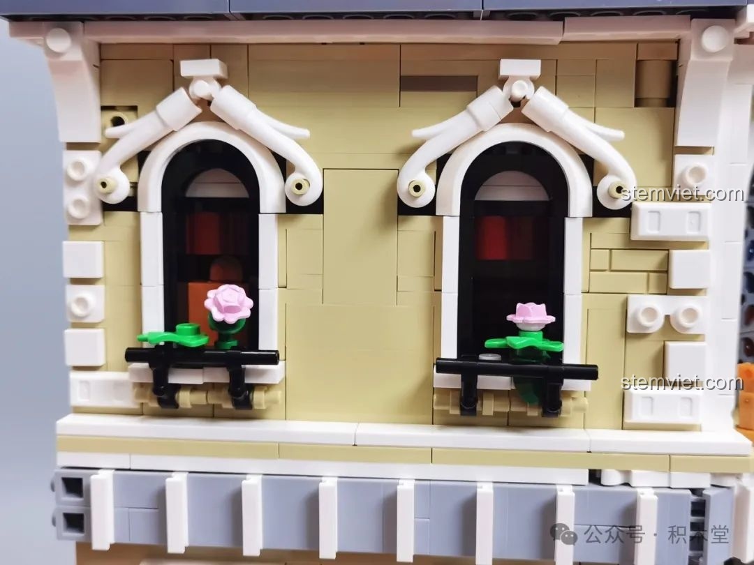 Cận cảnh các biển hiệu và chi tiết trang trí mặt tiền của cửa hàng FunWhole F9033.