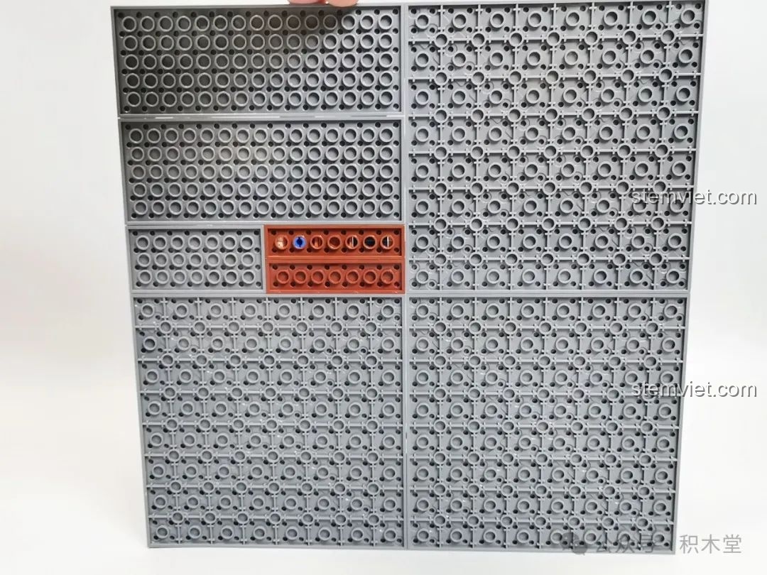 Mặt dưới của đế được gia cố bằng các trục technic để tăng độ vững chắc.