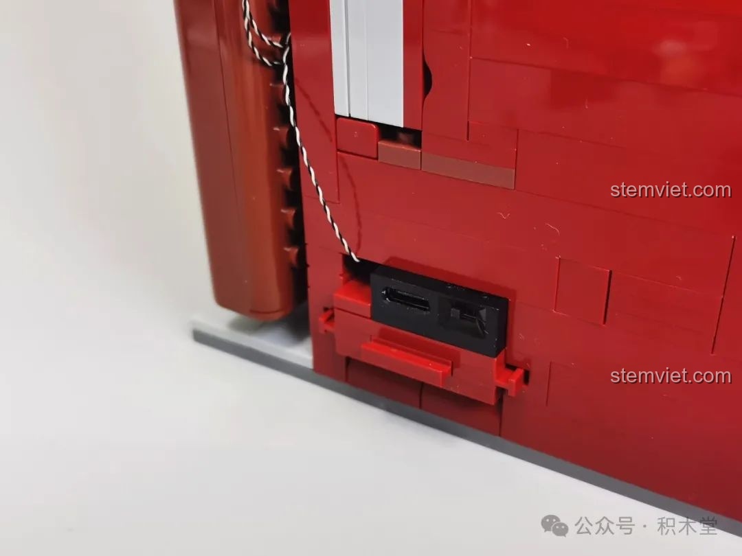 Mặt sau của mô hình FunWhole F9033 Cửa Hàng Đồ Cổ.