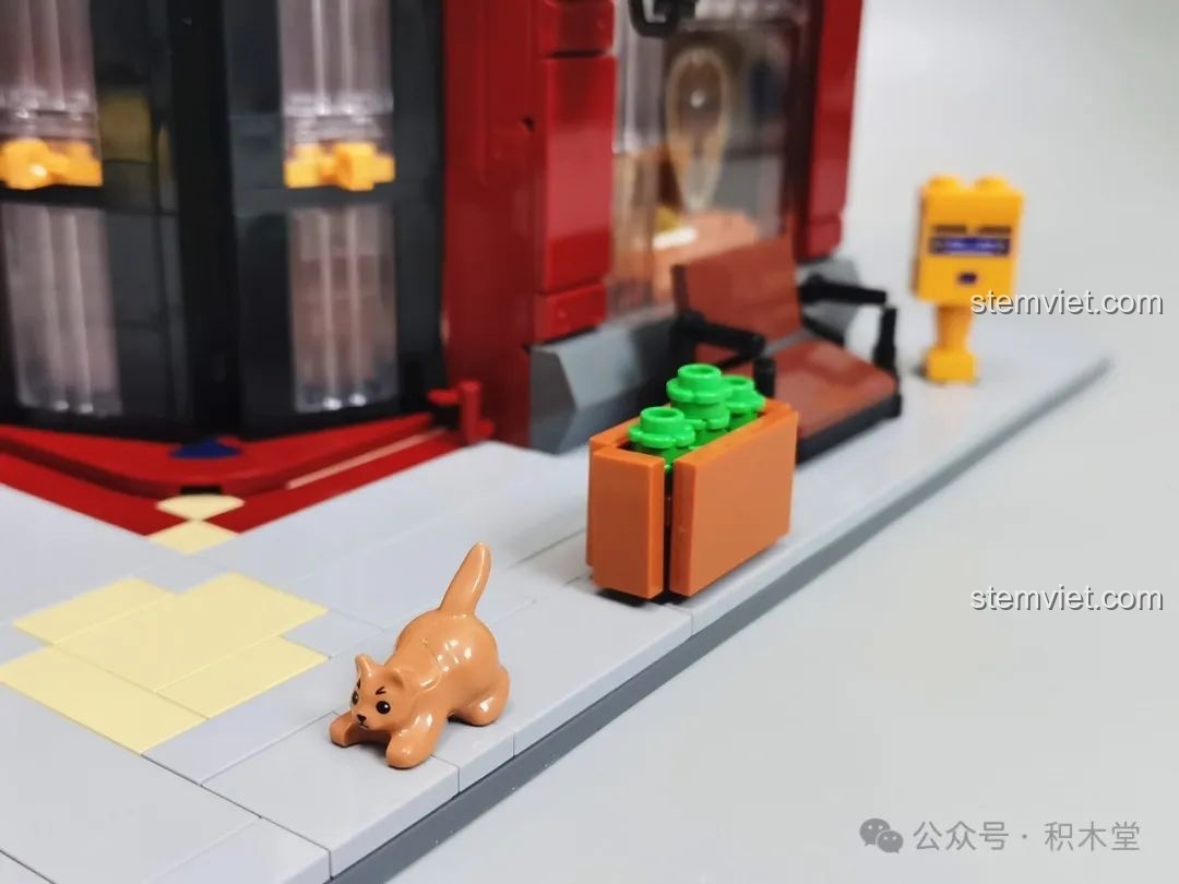 Bốn minifigures đi kèm trong bộ lắp ráp FunWhole F9033 với trang phục cổ điển.