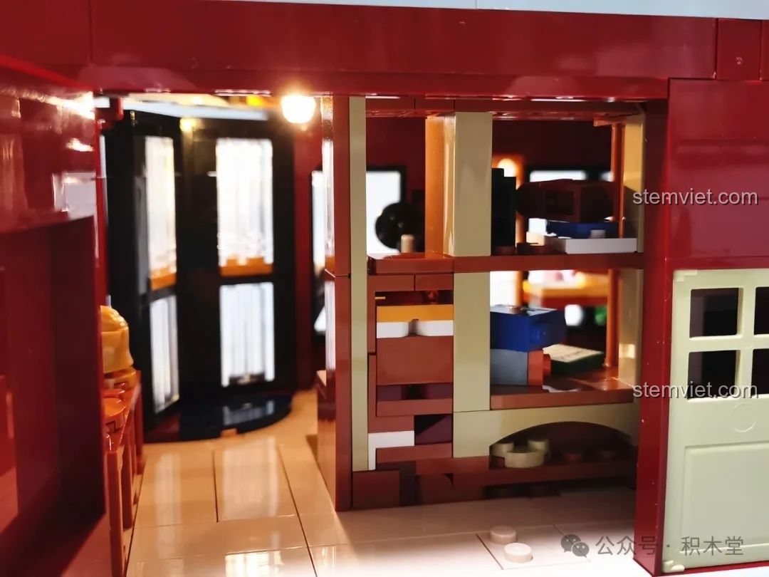 Nội thất tầng ba của FunWhole F9033 trưng bày bộ sưu tập đồng hồ cổ đa dạng.