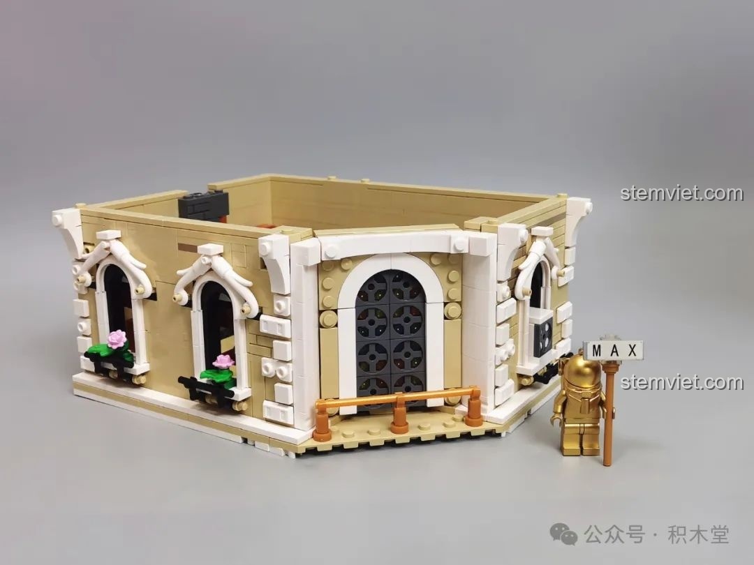 Nội thất tầng ba của FunWhole F9033 với bộ sưu tập đồng hồ và cửa sổ kính màu.