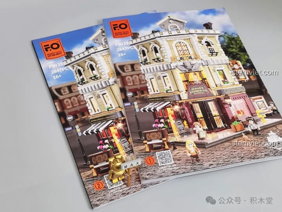 Hai quyển sách hướng dẫn lắp ráp chính của bộ FunWhole F9033 Cửa Hàng Đồ Cổ.