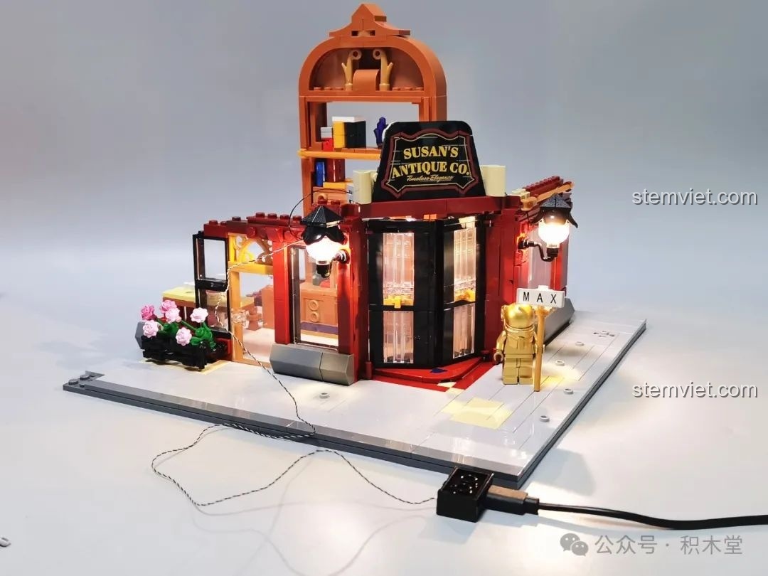 Tầng một của Cửa Hàng Đồ Cổ FunWhole F9033 được lắp đèn và kiểm tra ánh sáng.