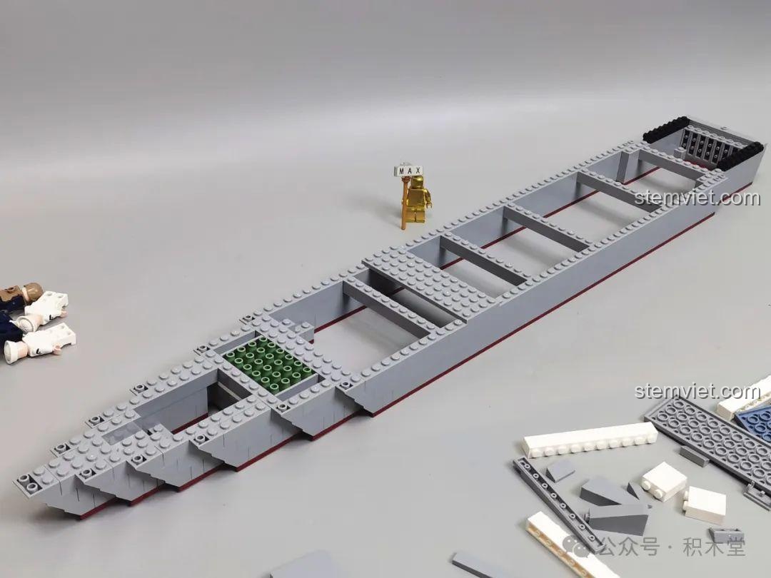 Quá trình lắp ráp phần khung thân của mô hình Tàu chiến Type 055 GUDI 8028. Đánh giá GUDI 8028 Tàu chiến Type 055.