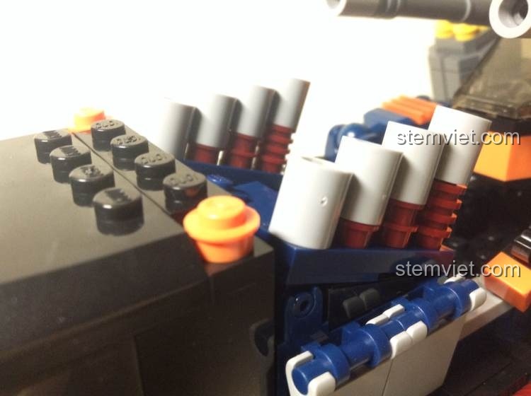 Cận cảnh ống xả hầm hố của Xe Tấn Công Toàn Địa Hình GUDI 8617, tăng thêm vẻ mạnh mẽ cho mô hình.