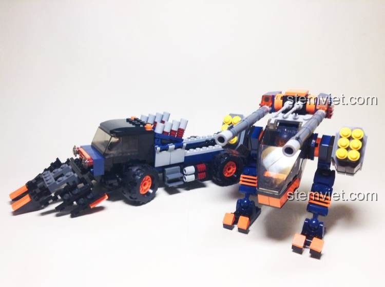 Xe Tấn Công Toàn Địa Hình GUDI 8617 và Robot Chiến Đấu tách rời, thể hiện khả năng biến hình độc đáo của bộ đồ chơi.