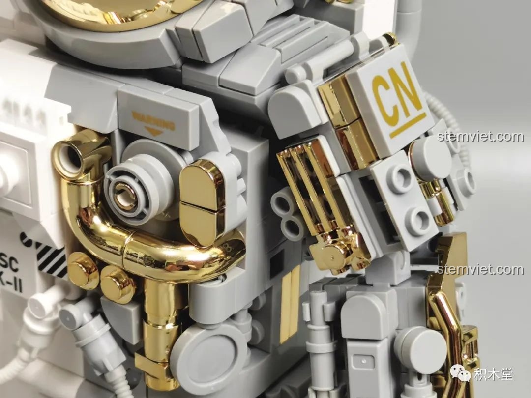 Cận cảnh chi tiết cơ khí mạ vàng trên cánh tay của mô hình JAKI JK9116.