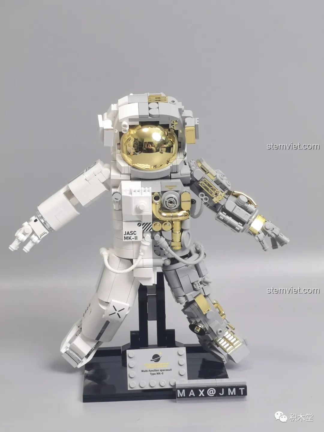 Mô hình JAKI JK9116 Phi Hành Gia Phá Hiểu đang tạo dáng với hai tay dang rộng.
