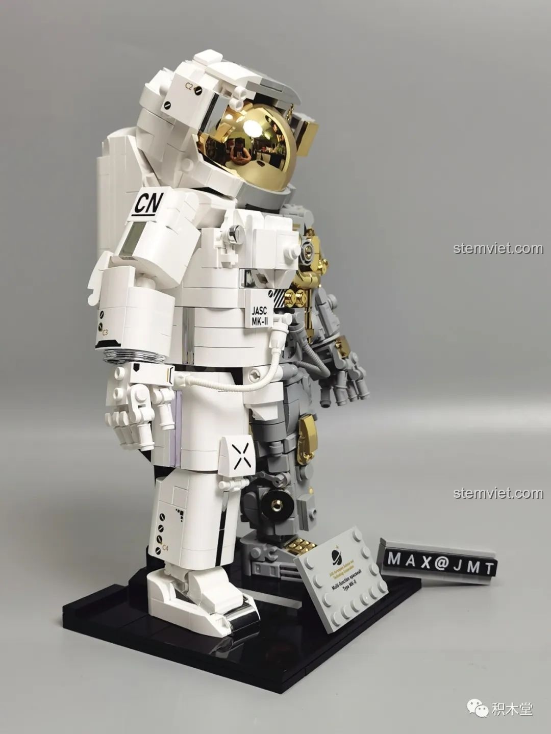 Mô hình JAKI JK9116 Phi Hành Gia Phá Hiểu có thể tự đứng vững mà không cần đế.
