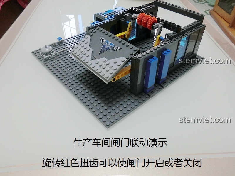 Đánh giá KAZI KY 81010 War Factory phe Đồng Minh: trình diễn cơ chế đóng mở cửa nhà xưởng một cách mượt mà.