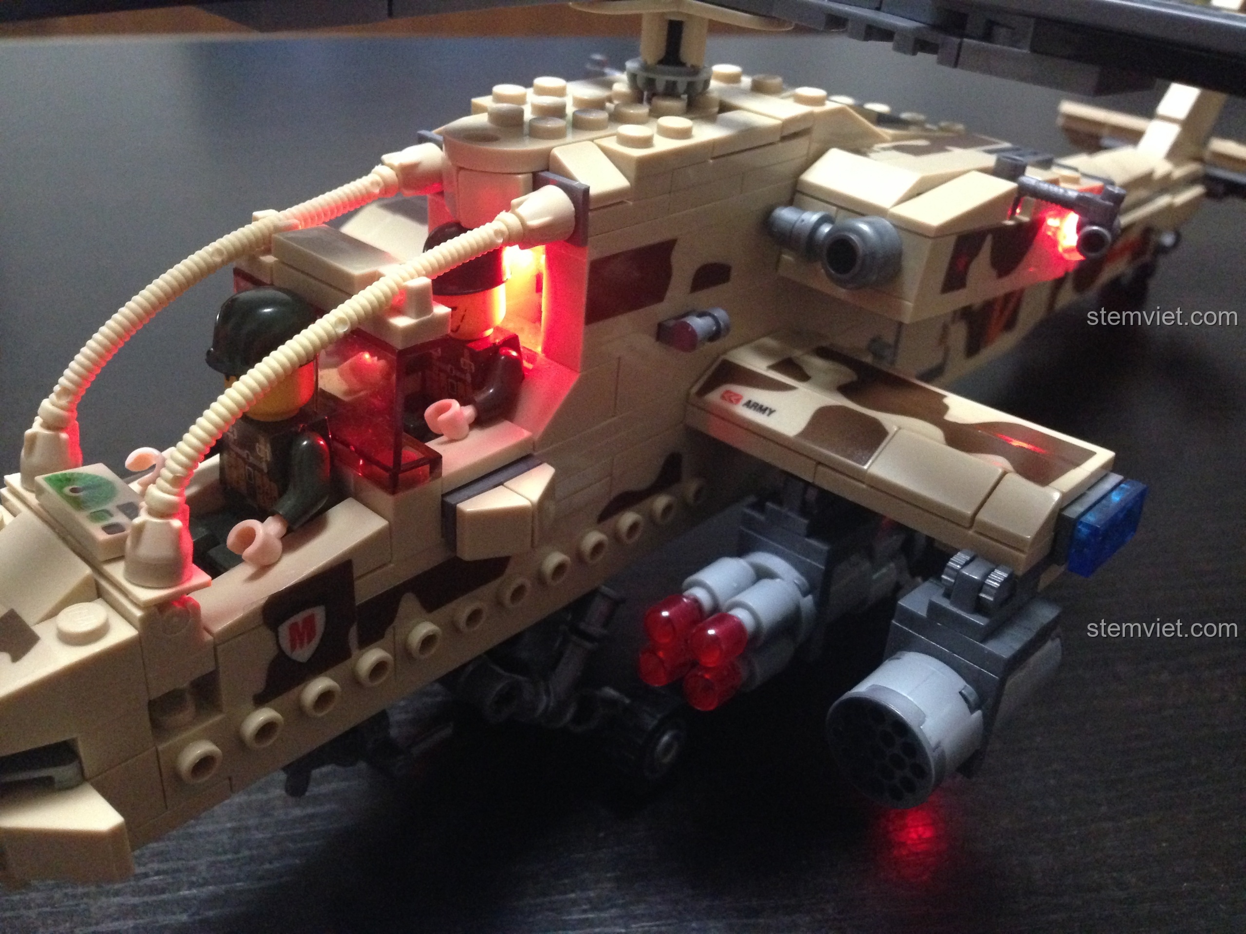 Cận cảnh mô hình KAZI KY84020 Trực thăng quân sự Mỹ Apache hoàn thiện với hiệu ứng đèn LED đỏ rực trong buồng lái và thân.