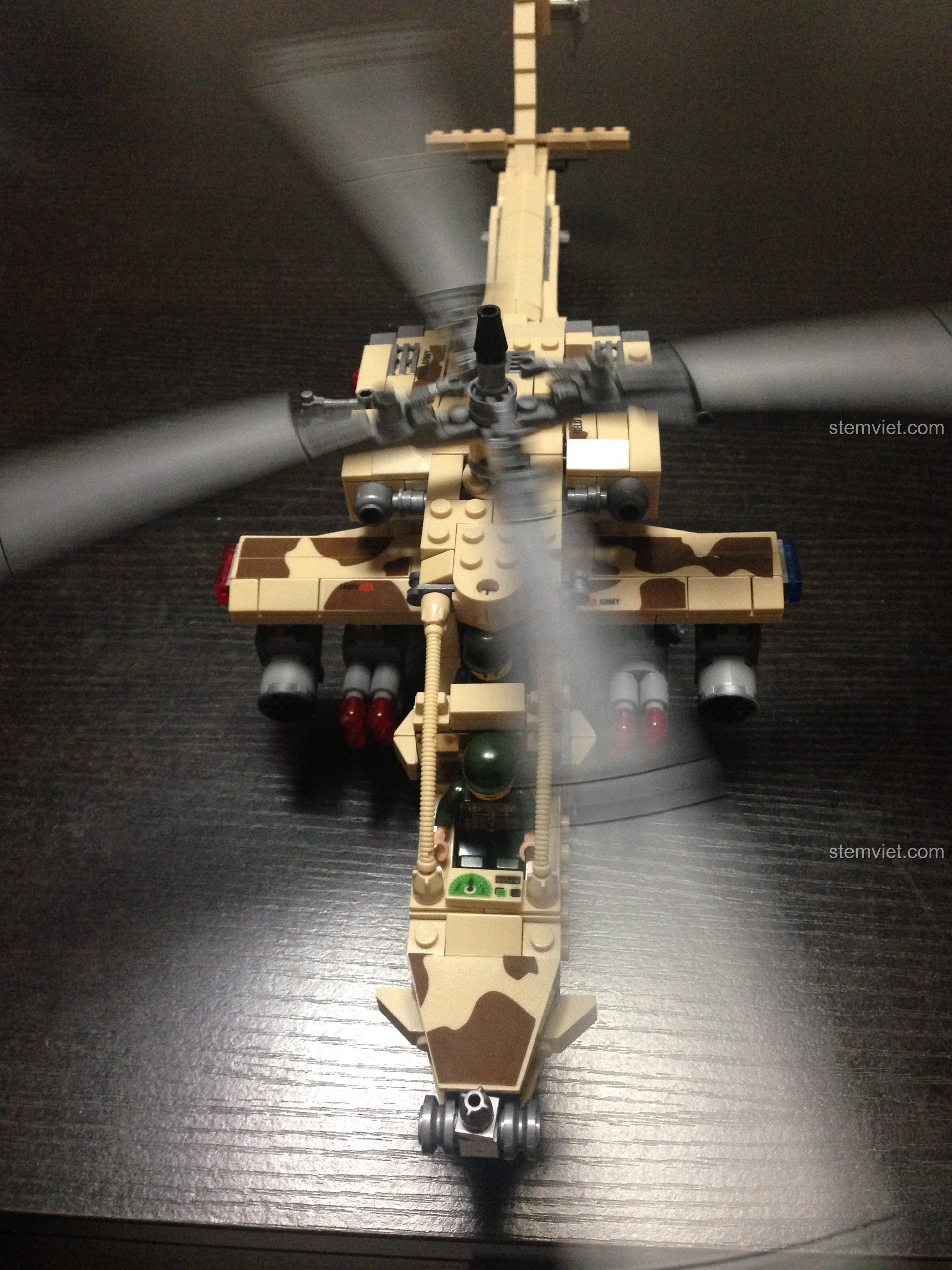 Mô hình KAZI KY84020 Trực thăng quân sự Mỹ Apache hoàn thiện với hai phi công trong buồng lái, sẵn sàng để trưng bày.