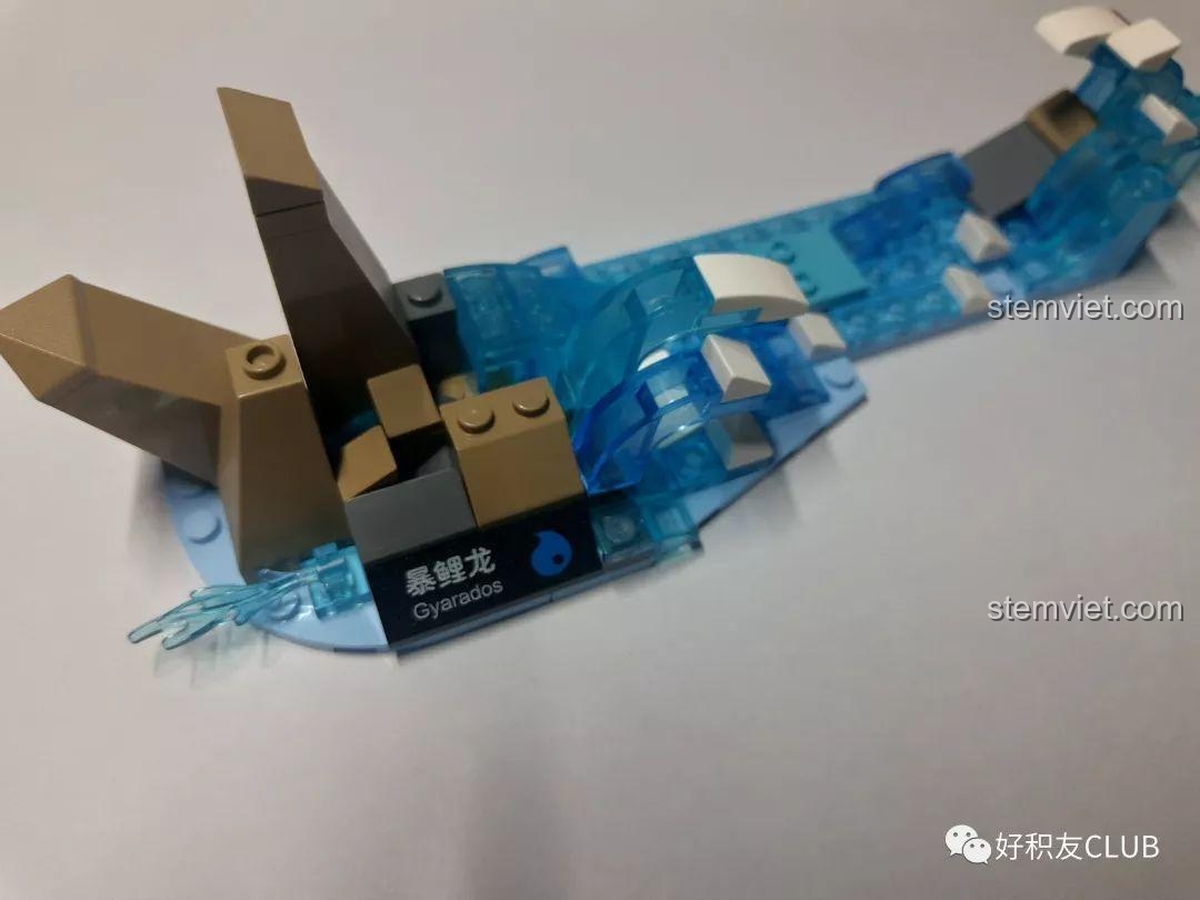 Đánh giá Keeppley B0110 Rồng nước Gyarados: công đoạn lắp ráp phần đế và đuôi từ túi chi tiết số 1.