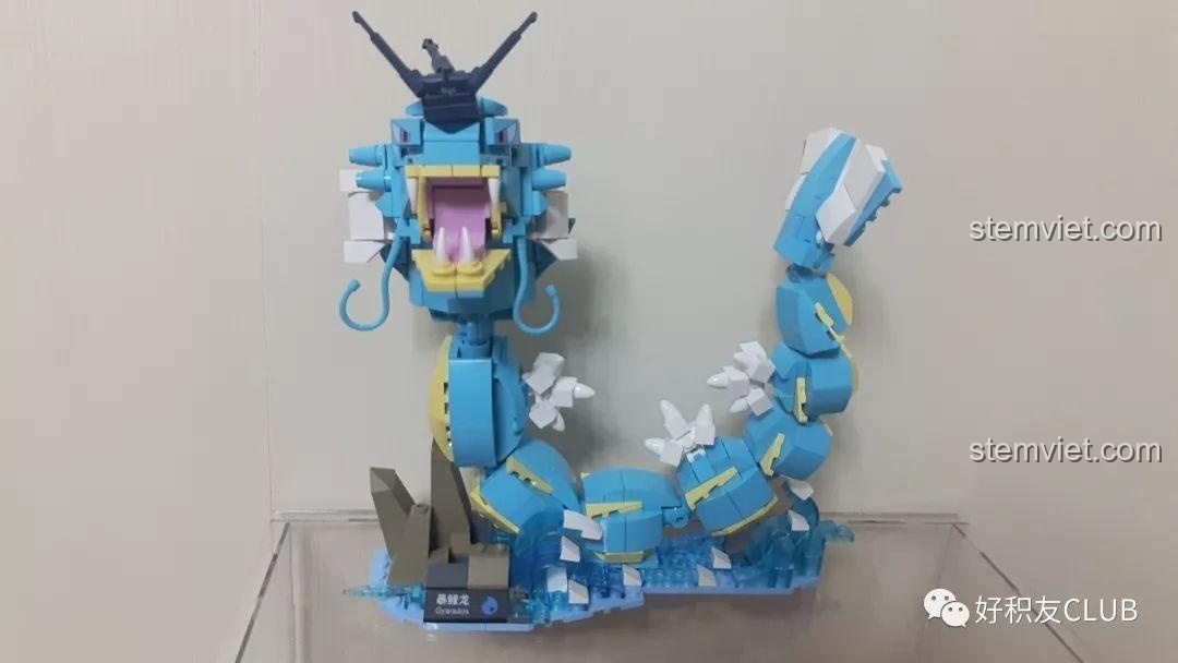 Đánh giá Keeppley B0110 Sinh vật huyền thoại Gyarados từ góc nhìn chính diện, khoe trọn vẻ đẹp uy mãnh.