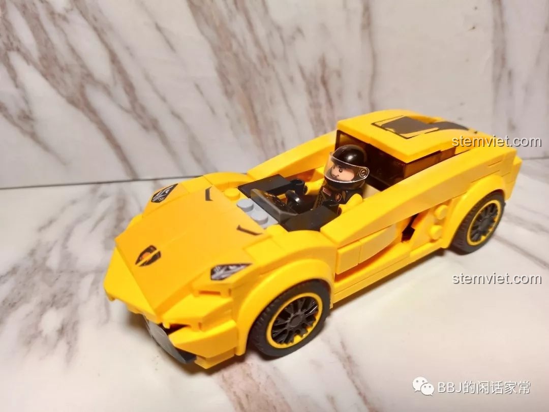 Đánh giá chi tiết khoang lái và minifigure của bộ lắp ráp Sembo Block 607026 Siêu Xe Lamborghini màu vàng.