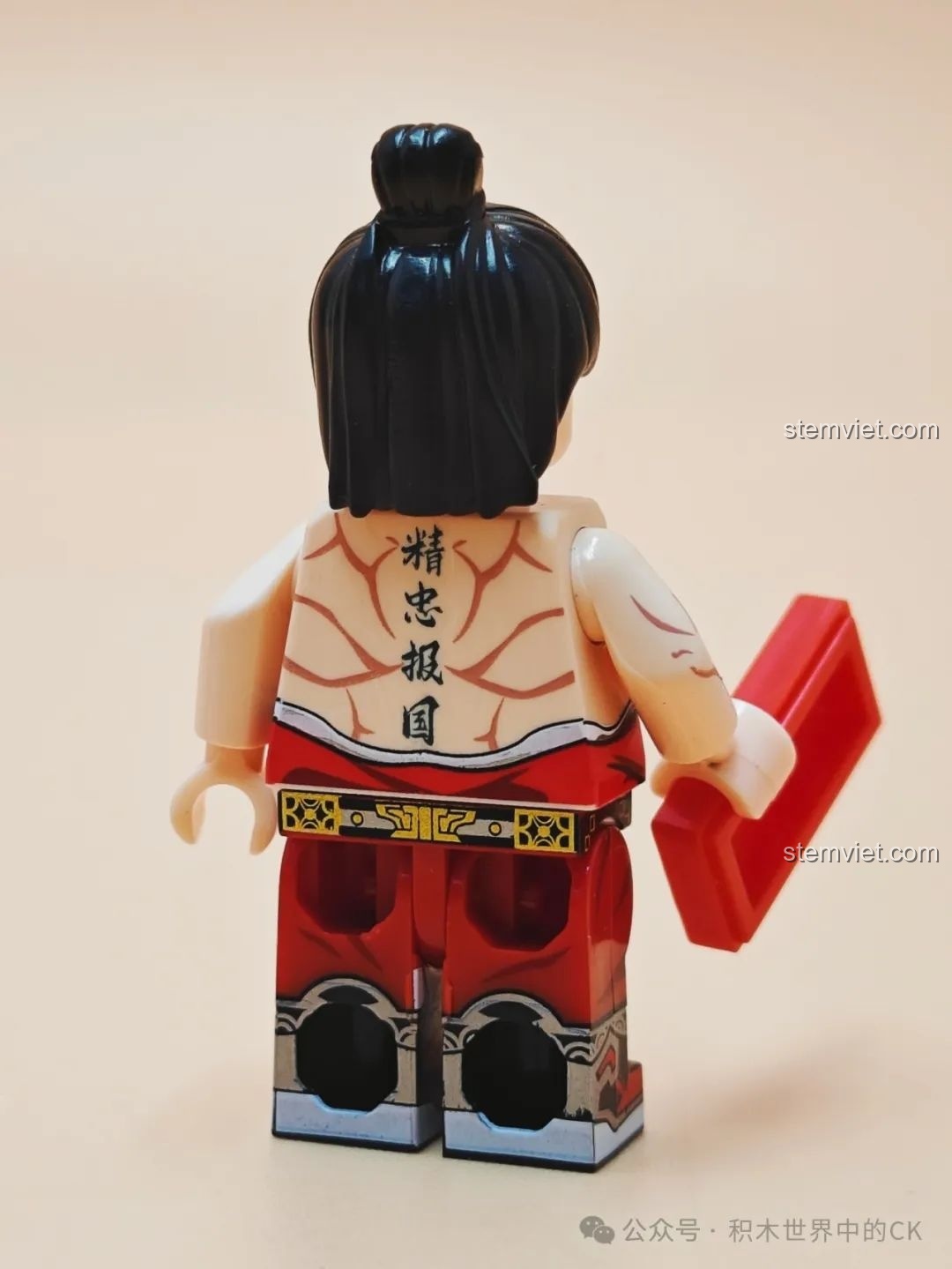 Đánh giá Kuzao Studio 11722 Nhạc Phi với chi tiết hình xăm 'Tận trung báo quốc' huyền thoại được in sắc nét trên lưng minifigure.