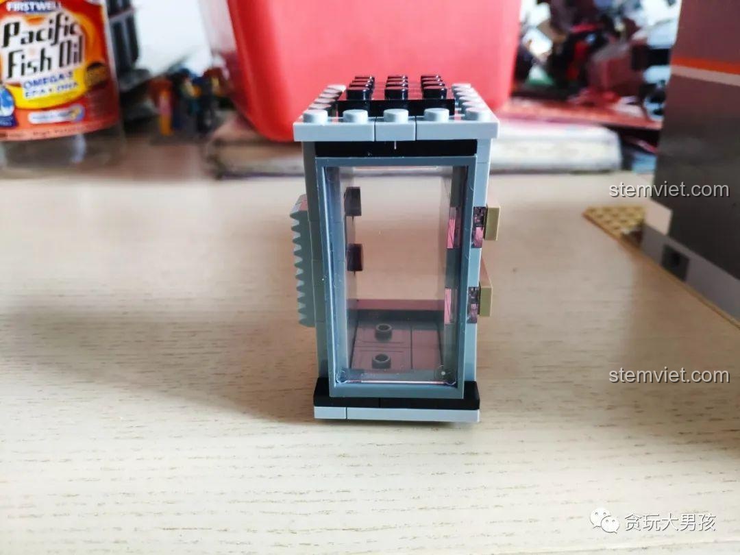 Chi tiết buồng thang máy trong bộ Leier 10004 Cửa hàng xe đạp sau khi đã được đơn giản hóa.