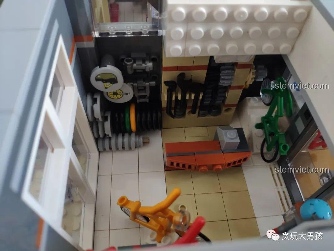 Nội thất tầng 1 của Leier 10004 Cửa hàng xe đạp, với nhiều phụ kiện và dụng cụ sửa xe được trưng bày.