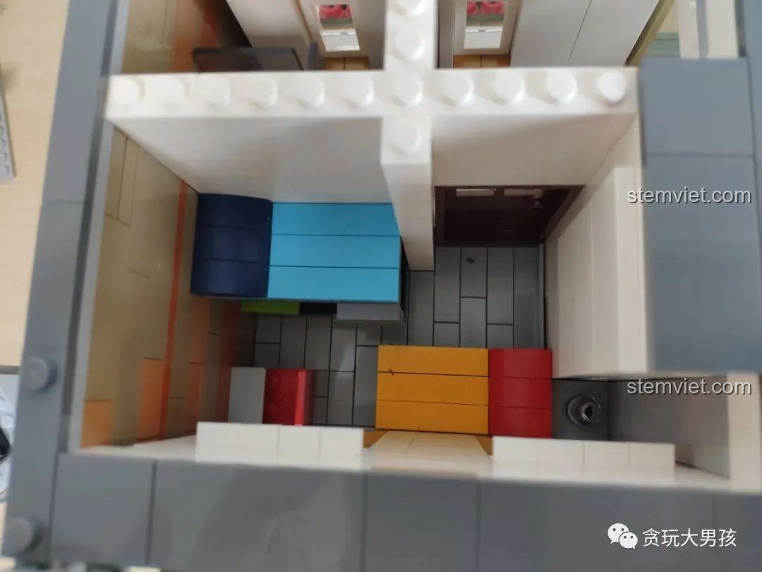 Phòng ngủ với giường tầng trong bộ Leier 10004, thể hiện cuộc sống trong một tòa nhà phố cổ.