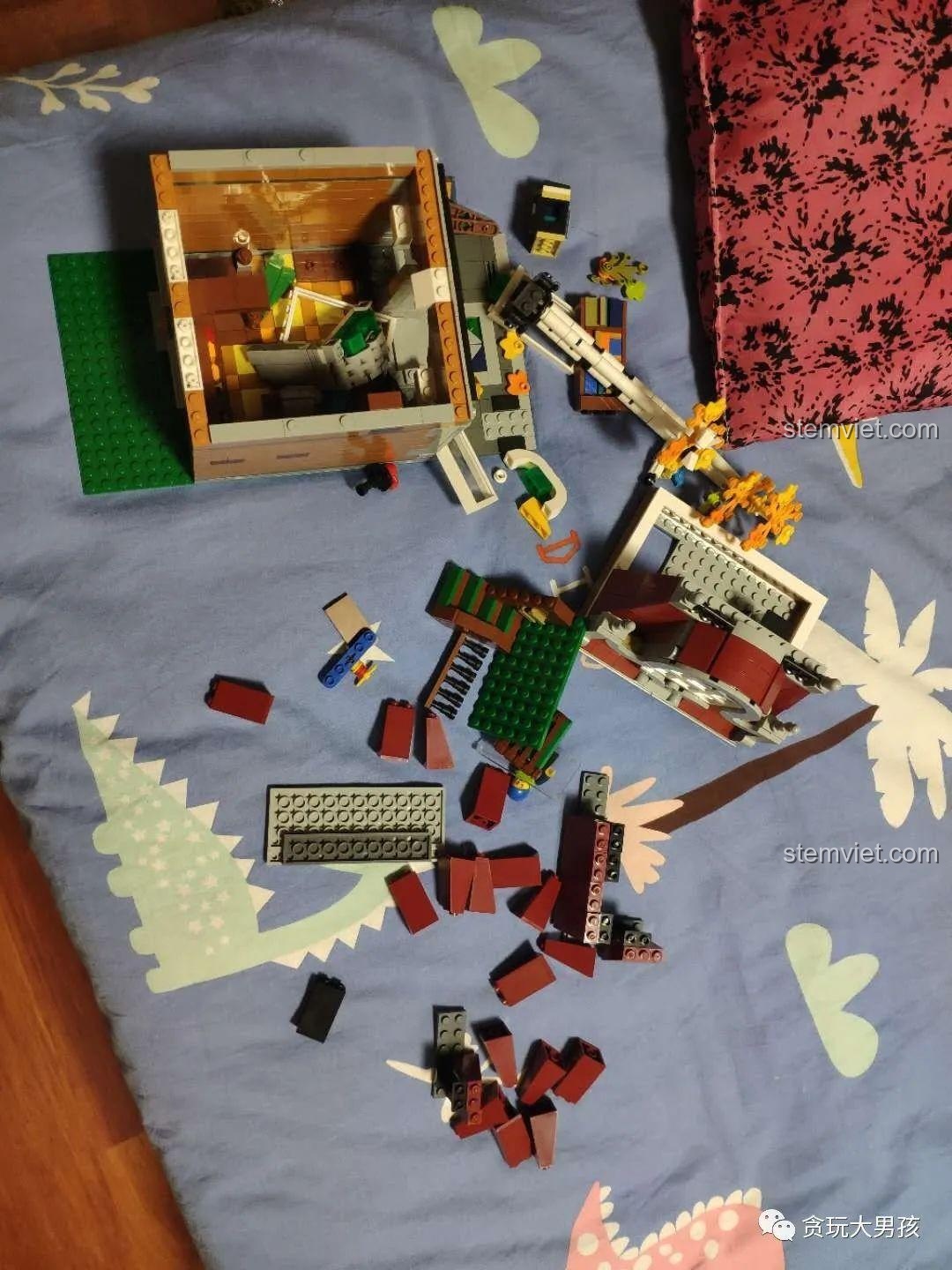 Một mô hình lắp ráp khác bị rơi vỡ, một tai nạn hài hước khi di chuyển để chụp ảnh.