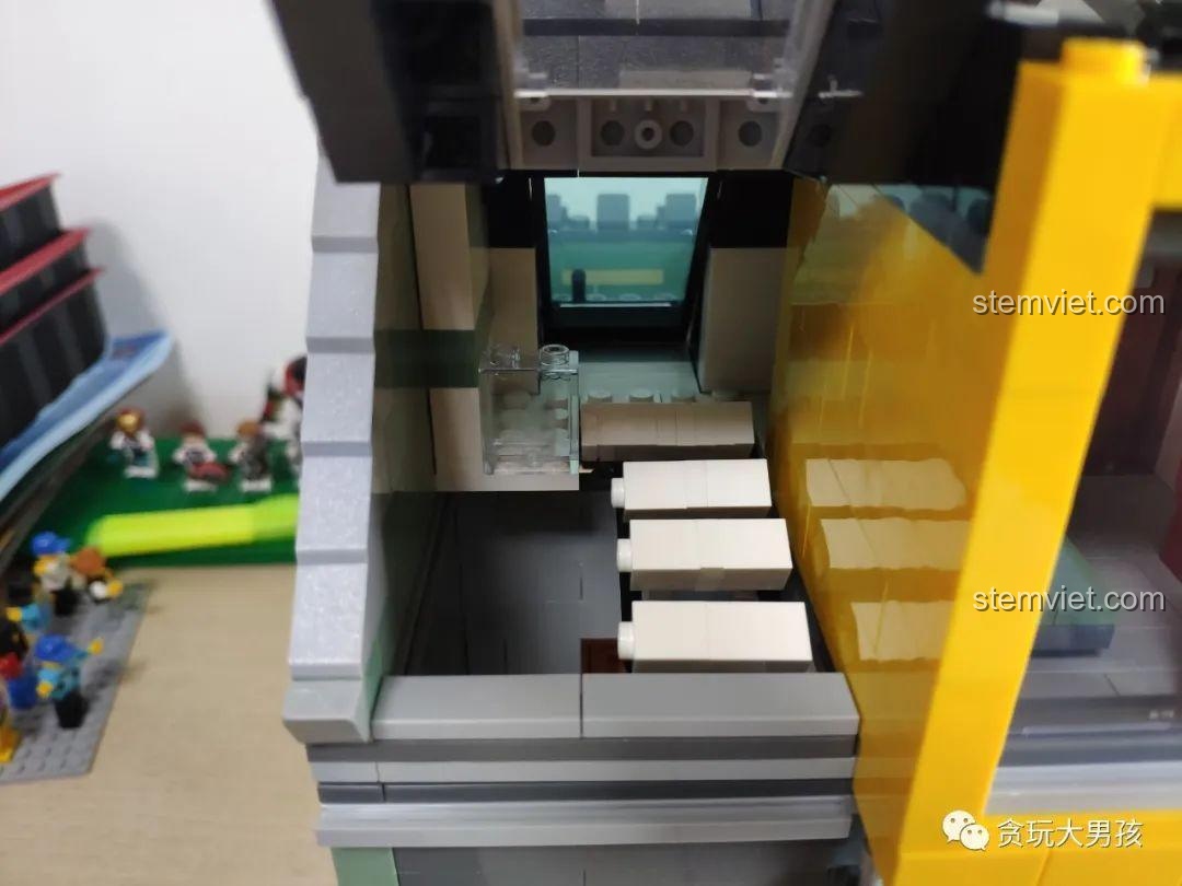 Chiếc thang có thể di chuyển được trong bộ Leier 10004, một chi tiết nhỏ tăng tính tương tác.