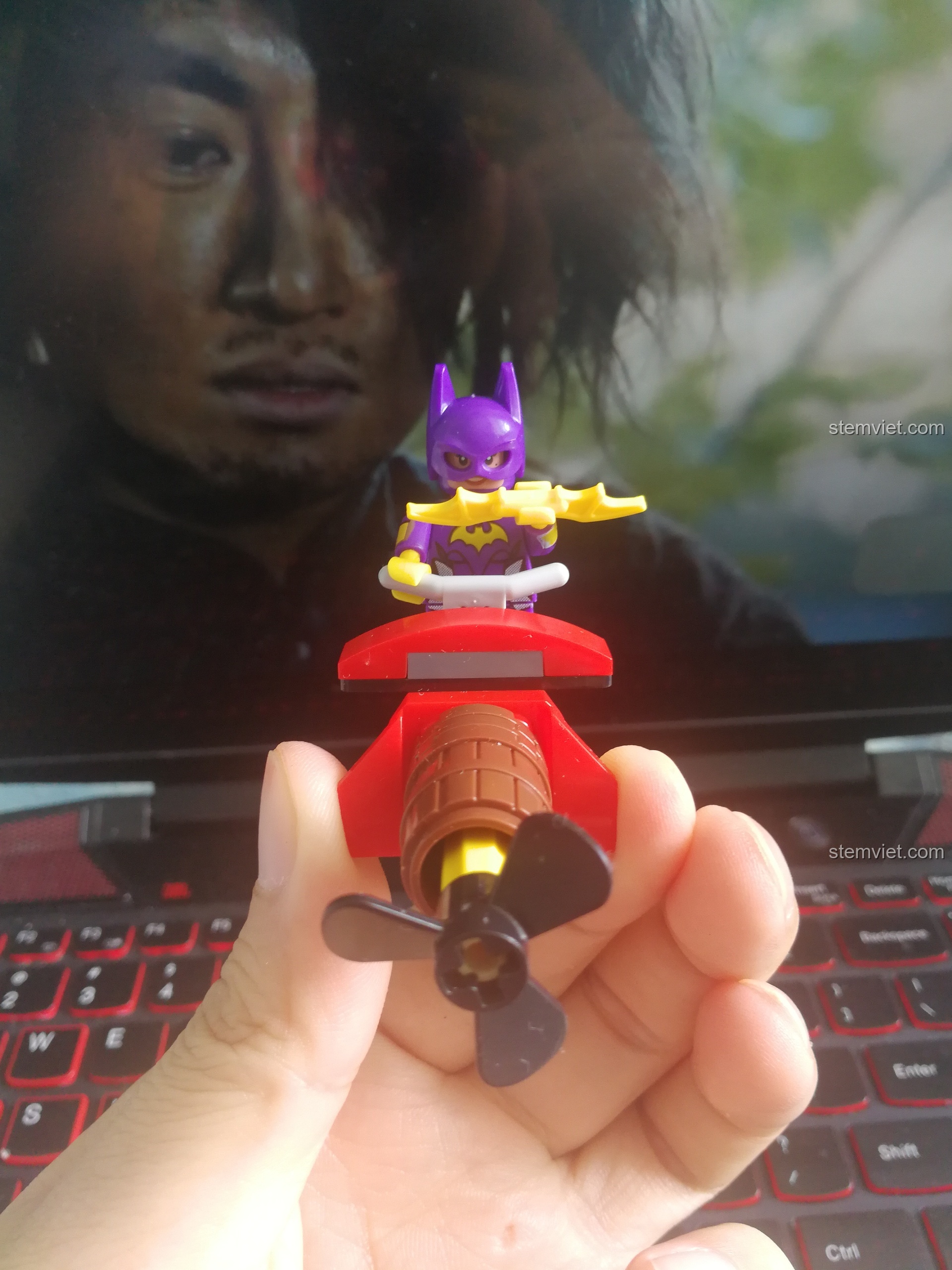 Mô hình Batgirl và động cơ đẩy dưới nước hoàn chỉnh từ bộ LELE 34012. Đánh giá LELE 34012 Các nhân vật trong phim Batman.