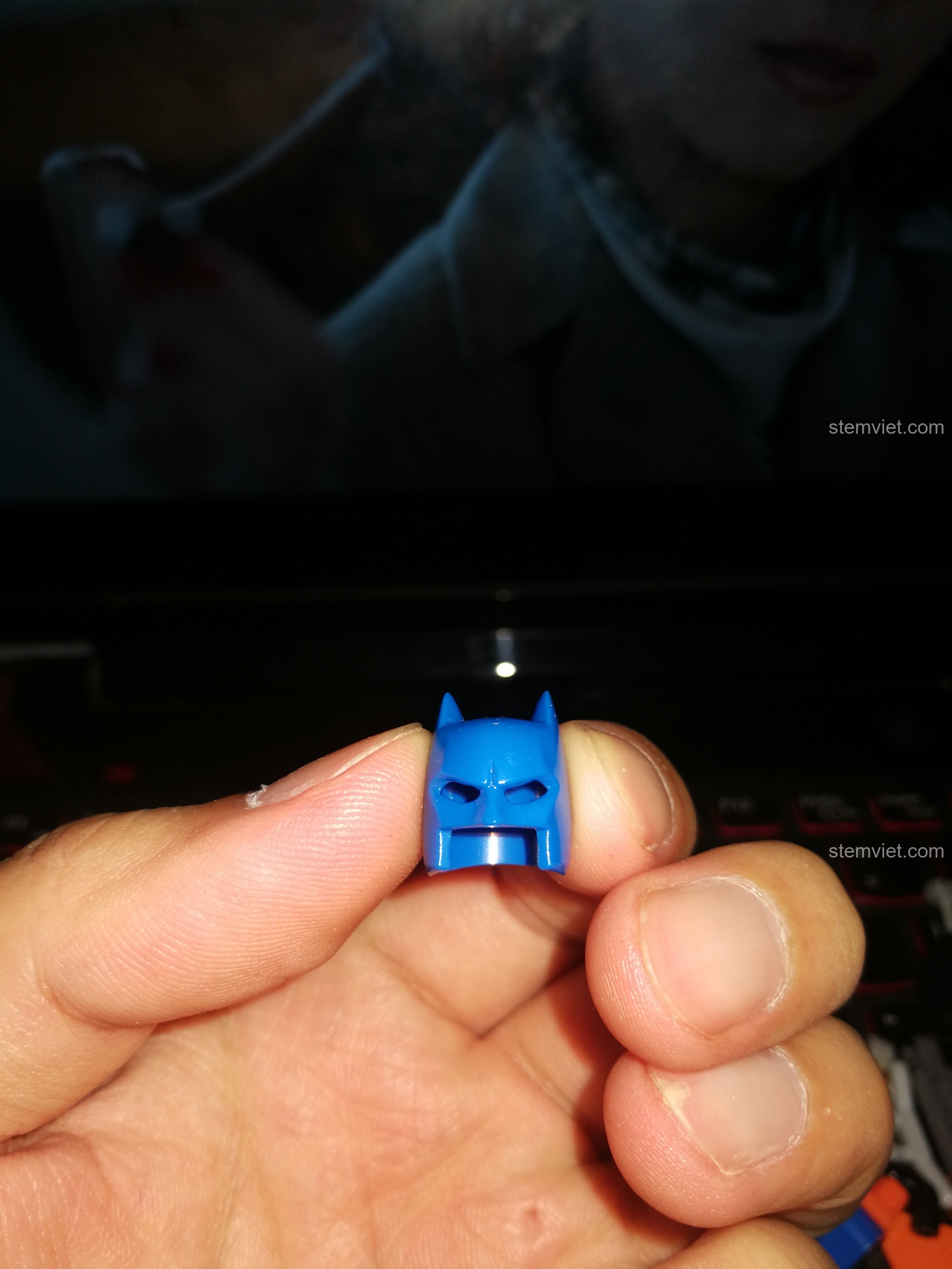 Cận cảnh chi tiết mũ của minifigure Batman trong bộ LELE 34012. Đánh giá LELE 34012 Các nhân vật trong phim Batman.