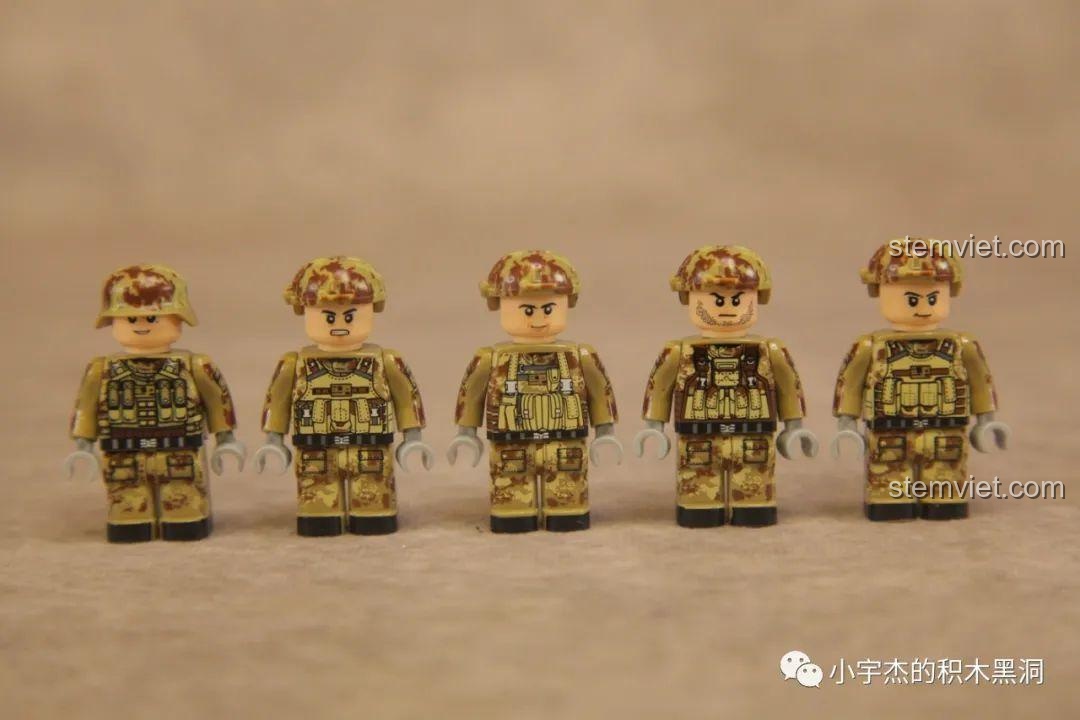 Năm minifigures lính tăng sa mạc của bộ Panlos Brick 688002 với trang bị đầy đủ, chi tiết in sắc nét.