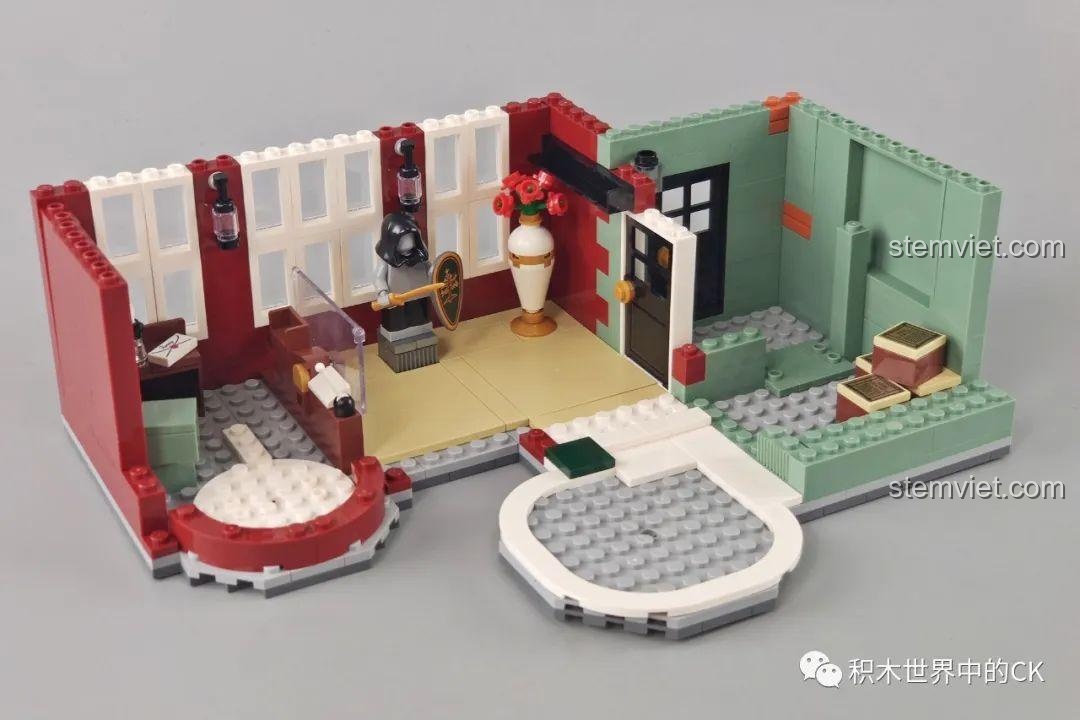 Nội thất tầng 2 của bộ Cửa Hàng Sưu Tầm Đồ Cổ với minifigure hiệp sĩ.