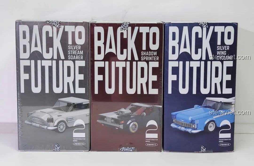 Ba hộp đồ chơi lắp ghép Pinbo PB8801 Shadow Sprinter, PB8802 Silver Stream Soarer và PB8803 Silver Wing Cyclone xếp cạnh nhau.