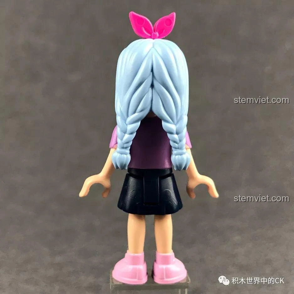 Mặt sau nhân vật minifigure Abby của bộ xếp hình Tàu Hỏa Vui Nhộn Qman 2015.