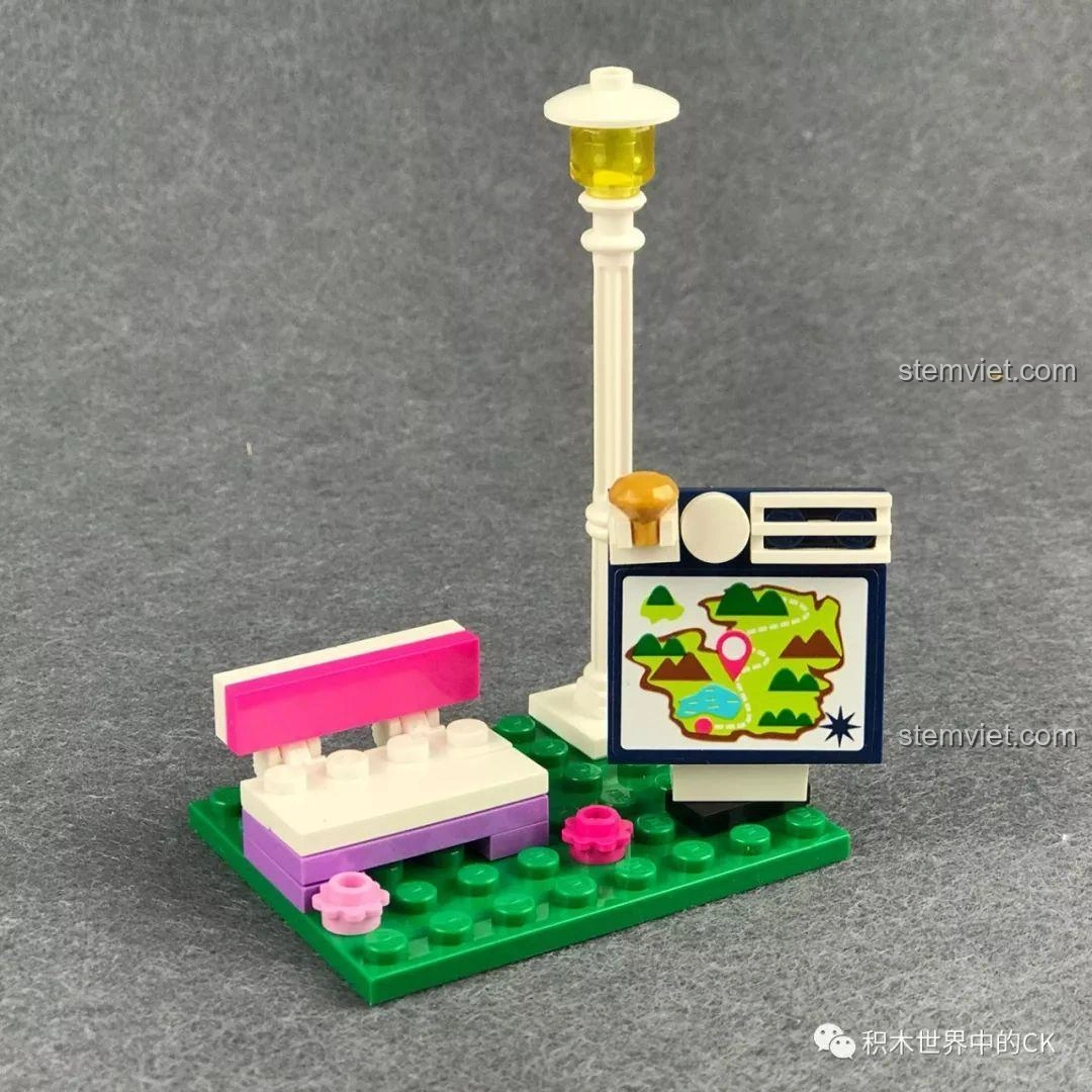 Góc nhìn từ cửa sổ bán vé của nhà ga trong bộ xếp hình Tàu Hỏa Vui Nhộn Qman 2015.