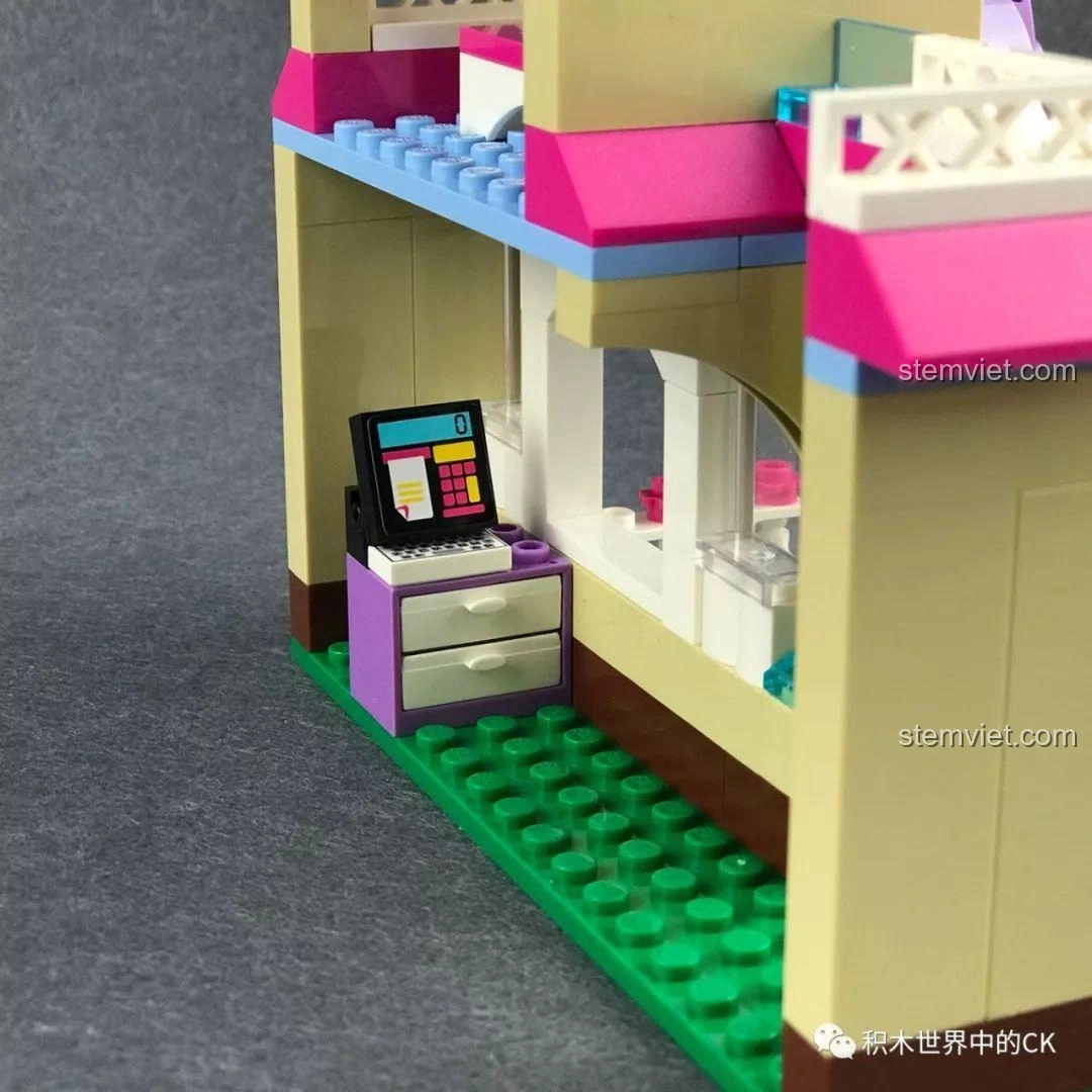 Góc nhìn chính diện đầu tàu hỏa của bộ xếp hình Tàu Hỏa Vui Nhộn Qman 2015.