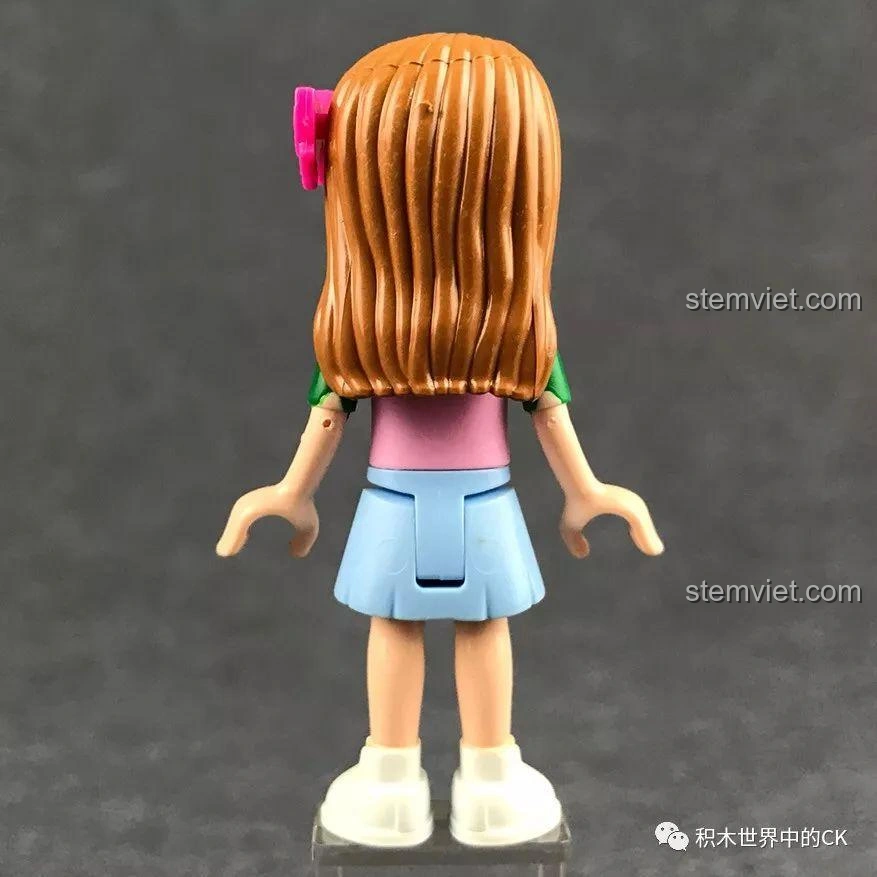 Mặt sau nhân vật minifigure Emily của bộ xếp hình Tàu Hỏa Vui Nhộn Qman 2015.
