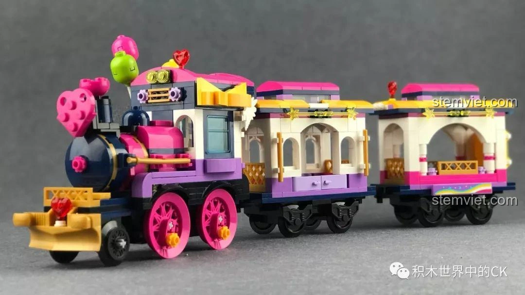 Cận cảnh cách kết nối các toa xe của bộ xếp hình Tàu Hỏa Vui Nhộn Qman 2015.