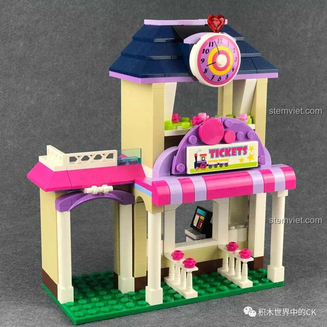 Khu vực nghỉ ngơi và bảng chỉ dẫn 'Bạn ở đây' đã hoàn thành trong bộ xếp hình Qman 2015.