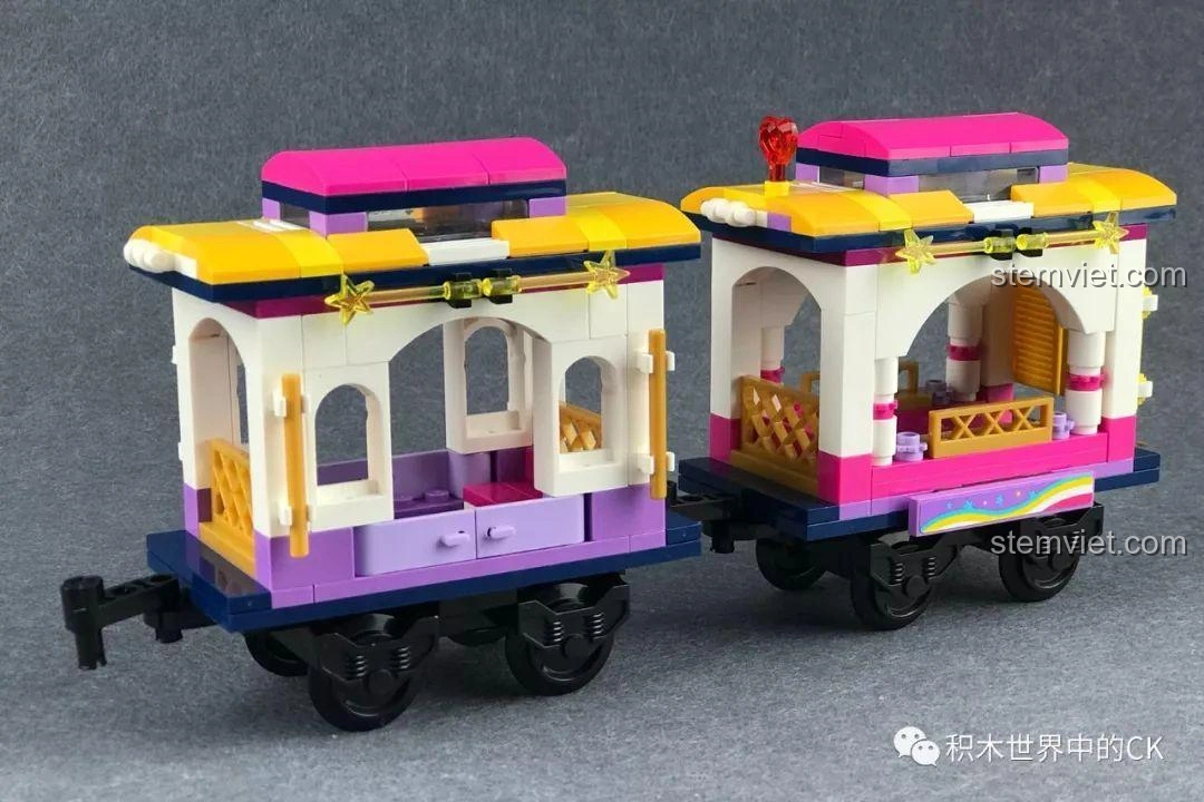 Quá trình lắp ráp phần mái và đồng hồ của nhà ga trong bộ xếp hình Qman 2015.