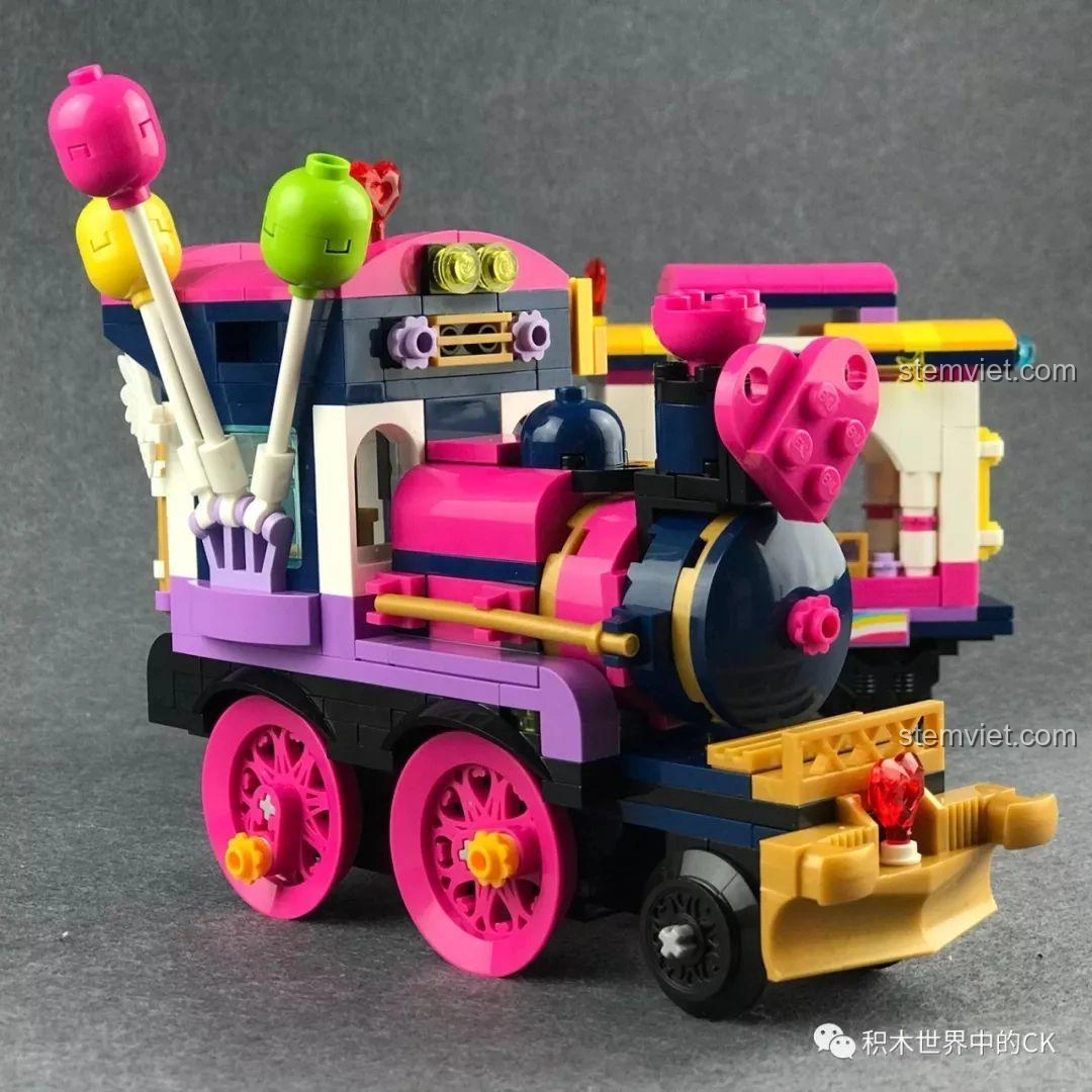 Toàn bộ mô hình Tàu Hỏa Vui Nhộn Kỳ Nghỉ Đầy Màu Sắc Qman 2015 đã hoàn thành.