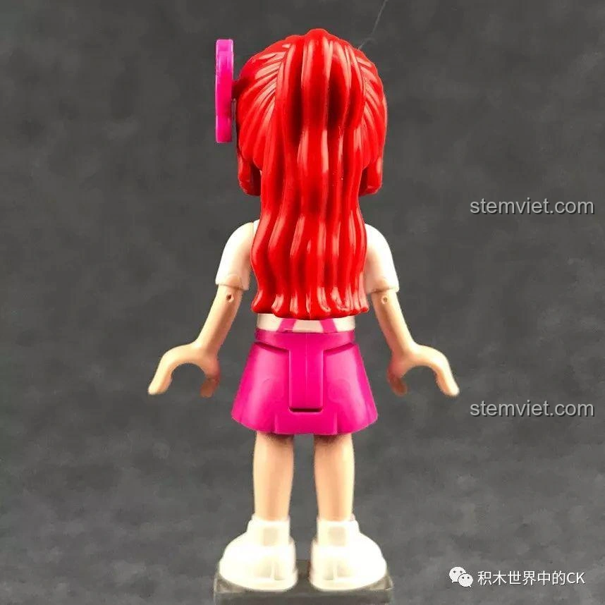 Mặt sau nhân vật minifigure Shirley của bộ xếp hình Tàu Hỏa Vui Nhộn Qman 2015.