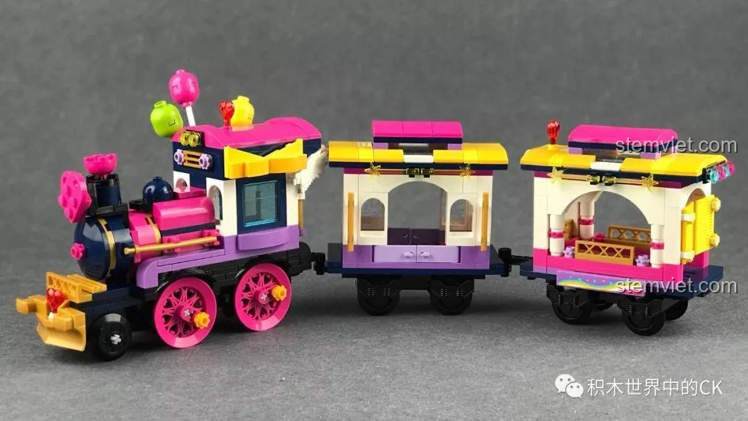 Toa xe khách với mái có thể tháo rời của bộ xếp hình Tàu Hỏa Vui Nhộn Qman 2015.