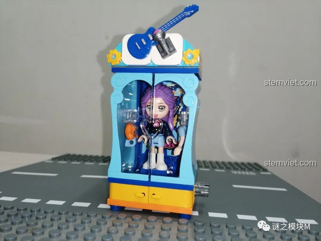 Tủ đồ của Ca sĩ thần tượng UNA trong bộ QMAN 34011, trang trí bằng đàn guitar và micro.