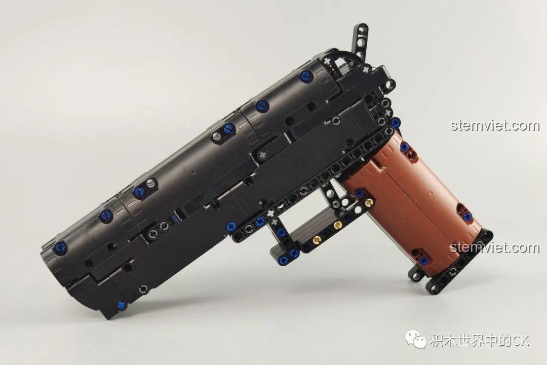 Mô hình Súng Lục Desert Eagle Qman 6005 hoàn thiện, nhìn từ cạnh bên, khoe trọn thiết kế mạnh mẽ.
