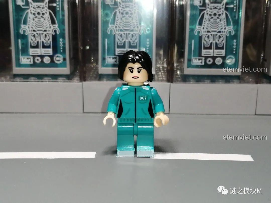 Minifigure Kang Sae-byeok (067) từ bộ Renzaima 101, nhân vật nữ với mái tóc ngắn và biểu cảm lạnh lùng.