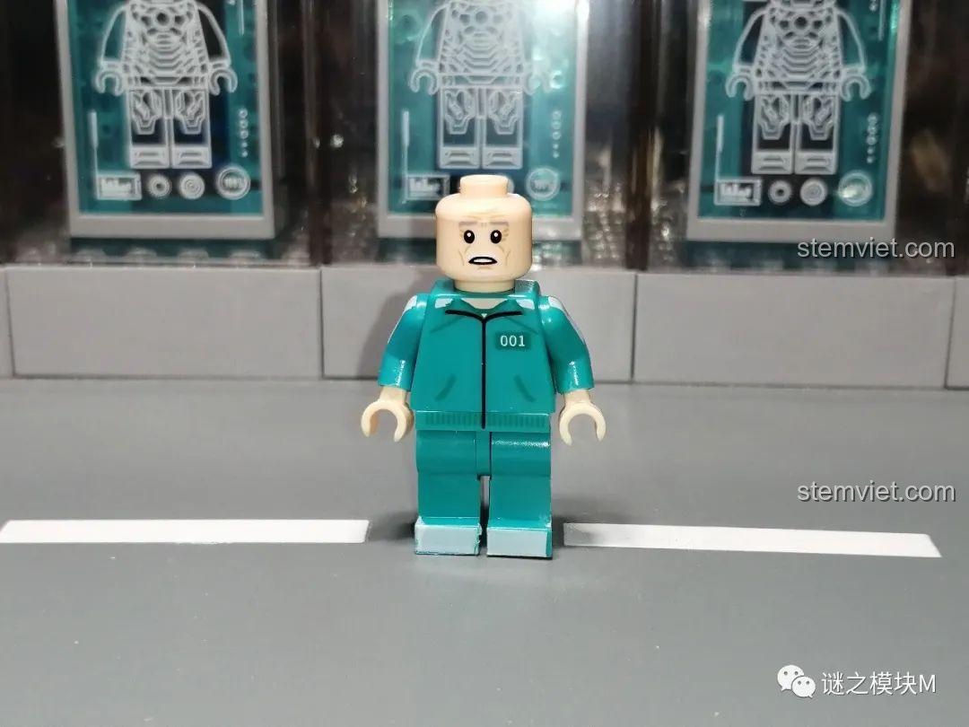 Minifigure Oh Il-nam (001) trong bộ Renzaima 101, nhân vật ông già không có phụ kiện tóc đi kèm.