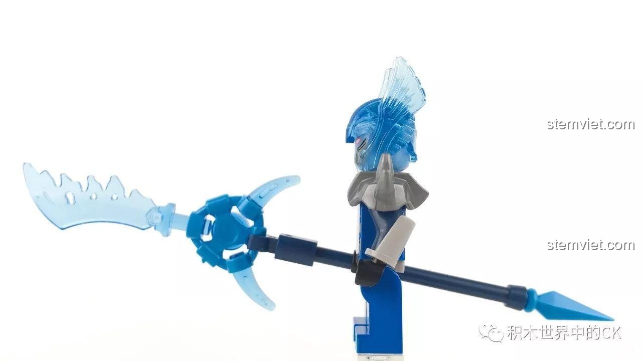 Minifigure Quan Vũ Sembo 11839 cầm thanh long đao bằng nhựa trong suốt màu xanh, một vũ khí độc đáo trong bộ đồ chơi.