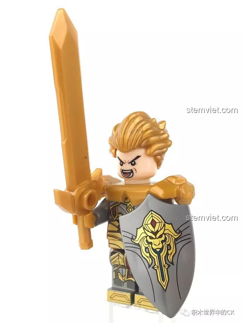 Minifigure Arthur Sembo 11841 cầm gươm và khiên vàng, sẵn sàng chiến đấu. Đánh giá bộ đồ chơi mô hình Arthur Sembo.