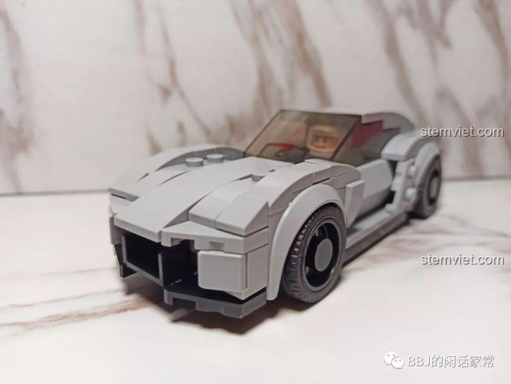 Ảnh chụp cận cảnh 3/4 phía trước của bộ lắp ráp Sembo 607027, mô phỏng siêu xe Bentley GT màu xám bạc sang trọng.