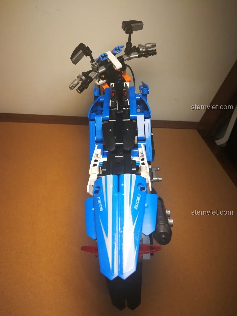 Góc nhìn từ trên xuống của mô hình xe máy Yamaha Sembo 701702 hoàn thiện.